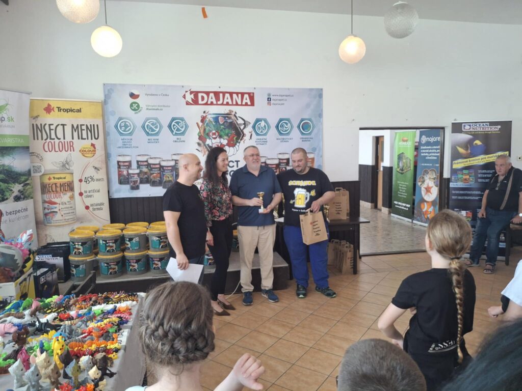 Imrich Munka bei erhalt des Preises für seine Sieger Fische