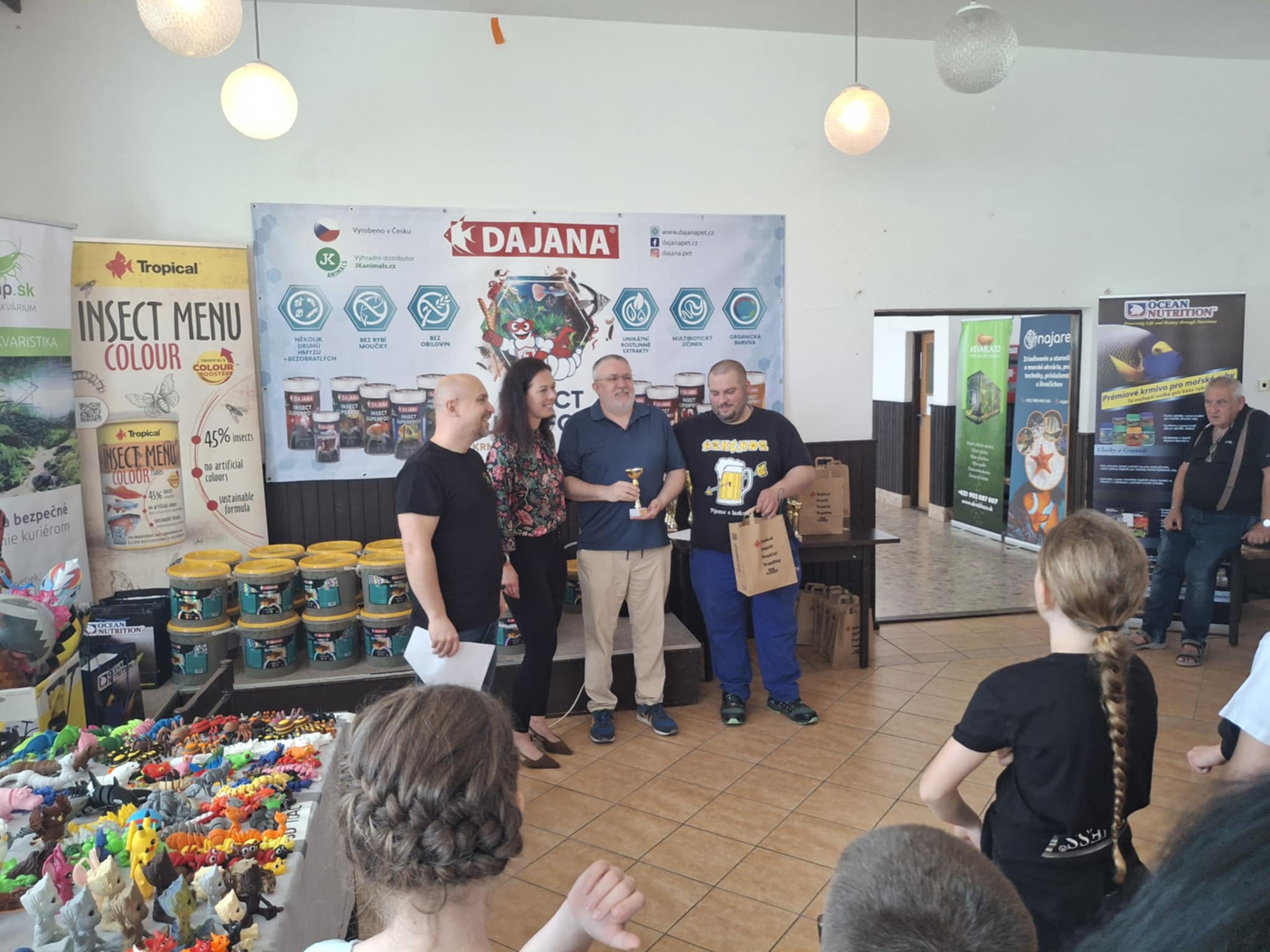 Imrich Munka bei erhalt des Preises für seine Sieger Fische